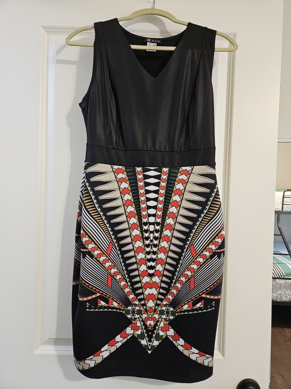 VENUS Black Sleeveless V‑Neck Midi Dress with Multicolor Geometric Print